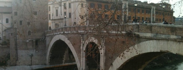Ponte Fabricio is one of Attraversando il Tevere.