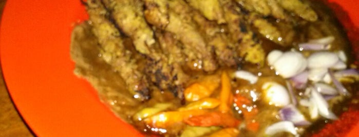 Sate Klopo Ondomohen Pojok Malam is one of The most favorite foods in Surabaya.