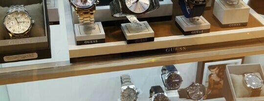 GUESS is one of Lugares favoritos de Dave.
