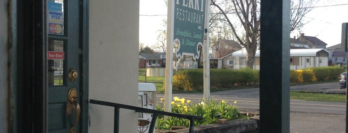 Perry Restaurant is one of Kelly.