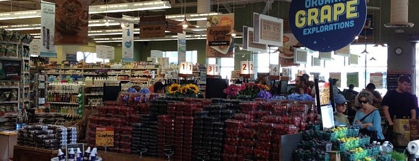 Whole Foods Market is one of Locais salvos de Jessica.