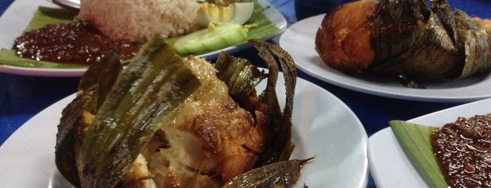 Nasi Lemak Ayam Pandan is one of Tempat yang Disukai ꌅꁲꉣꂑꌚꁴꁲ꒒.