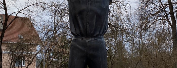 Памятник Гагарину Юрию is one of Калуга.