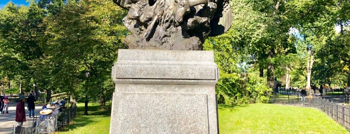 G.W. Burnham Sculpture is one of Lieux qui ont plu à G.