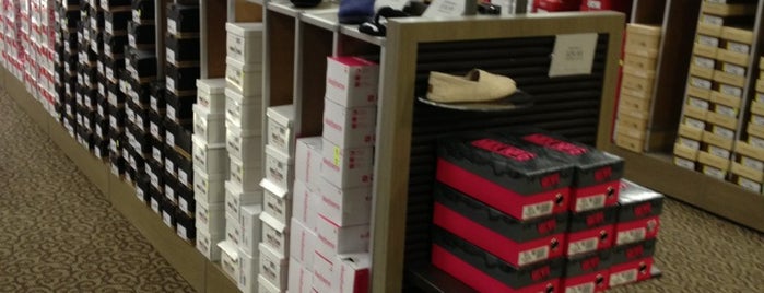 DSW Designer Shoe Warehouse is one of Orte, die Jeff gefallen.