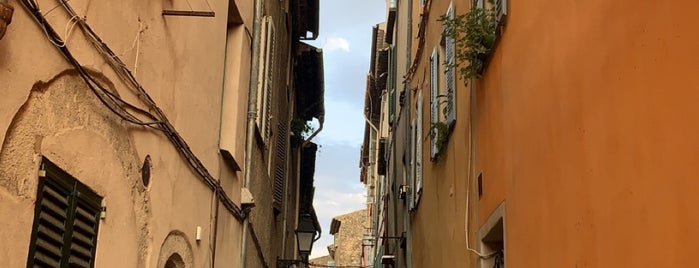 Biot is one of COTE D’AZUR AND LIGURIA THINGS TO DO.