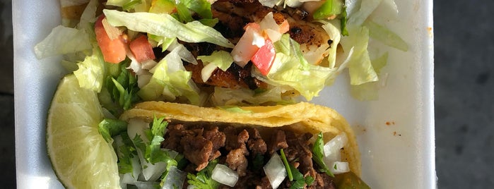 Taco Dollar Truck is one of Deeさんのお気に入りスポット.
