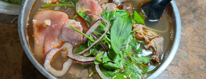 Quán Vỹ Dạ is one of ăn hàng.
