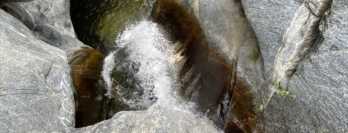 Hermit Falls is one of สถานที่ที่บันทึกไว้ของ Amanda.