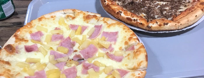Singas Famous Pizza is one of Heather: сохраненные места.