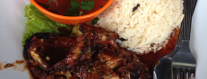 Nasi Ayam Madu is one of Tempat yang Disukai ꌅꁲꉣꂑꌚꁴꁲ꒒.