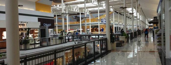 Deerbrook Mall is one of Locais curtidos por Laga.