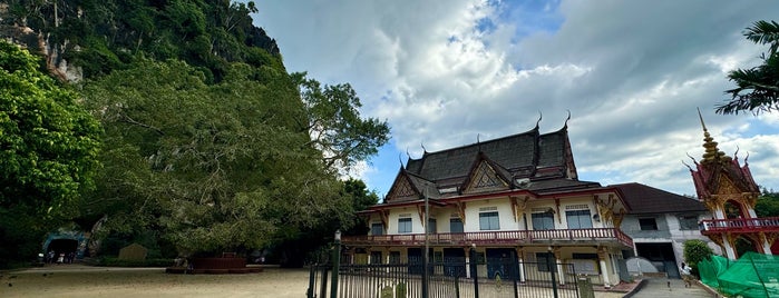 Wat Tha Suwan Khuha is one of Lugares favoritos de Onizugolf.