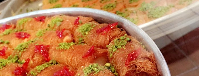 Al Falak Pastry is one of A7MAD'ın Kaydettiği Mekanlar.