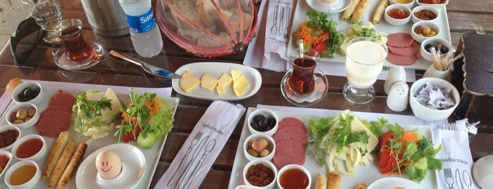 Şahvar Cafe Riva is one of Posti che sono piaciuti a Yeliz.