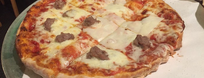 Sammy's Pizza is one of Tempat yang Disukai PJ.