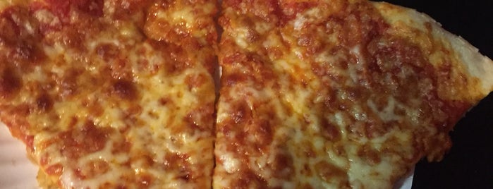 Varsity Pizza is one of Posti che sono piaciuti a PJ.