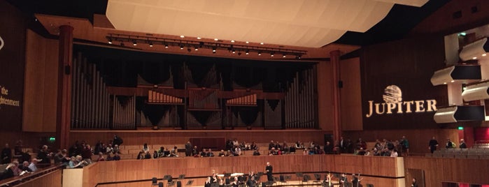 Royal Festival Hall is one of Locais curtidos por PJ.