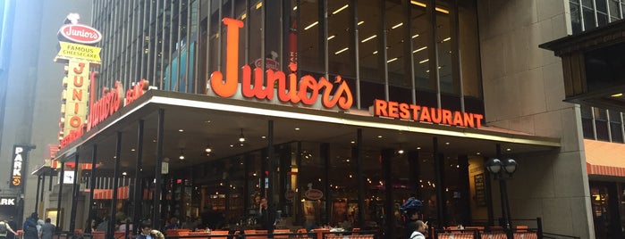 Junior's Restaurant & Bakery is one of Lina's Saved Places.