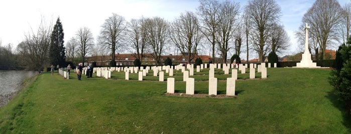 Ramparts Cemetery is one of WO-sites.