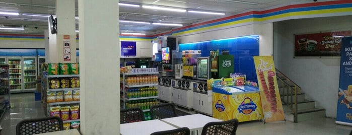 Indomaret Point is one of RizaLさんのお気に入りスポット.