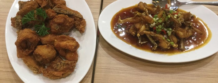 Singapore Kwetiaw Kerang & Seafood is one of angeline'nin Beğendiği Mekanlar.