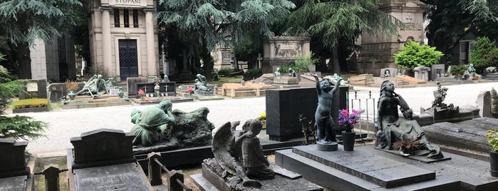 Cementerio Monumental is one of Lugares favoritos de 'Özlem.