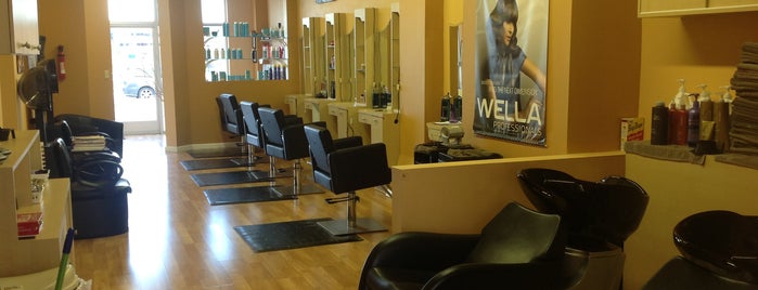 River Falls Salon and Spa is one of Orte, die Athena gefallen.