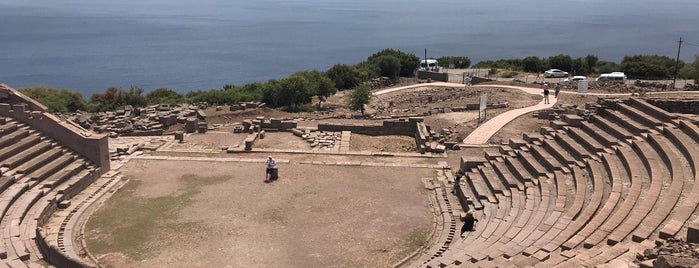 Assos Antik Tiyatro is one of Tempat yang Disukai yediyukarı.