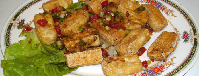 Duy Linh Vegetarian Restaurant is one of Lieux sauvegardés par ᴡ.