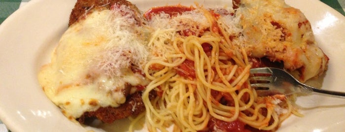 Italianni's Pasta, Pizza & Vino is one of Posti che sono piaciuti a Andres.