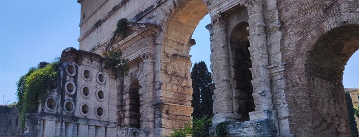 Porta Maggiore is one of Luoghi misteriosi di Roma.