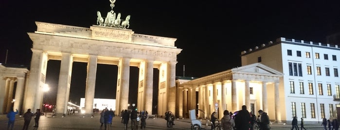 Gerbang Brandenburg is one of Tempat yang Disukai Francis.