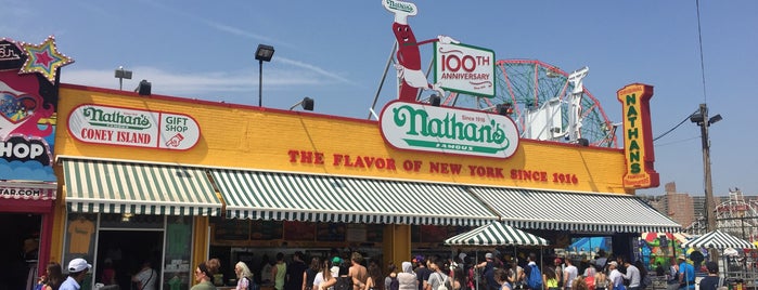 Nathan's Famous is one of Orte, die Massimo gefallen.