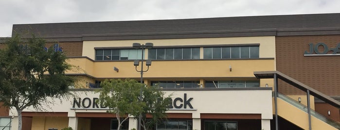 Nordstrom Rack is one of Ahmad🌵: сохраненные места.