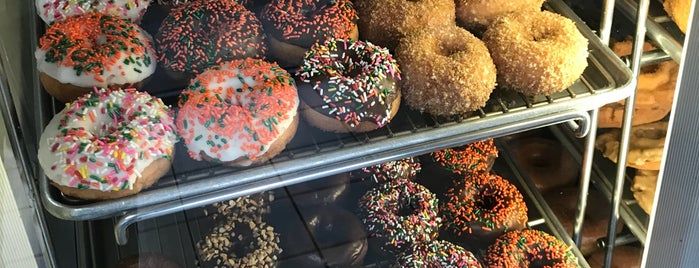 Kenny's Donuts is one of Orte, die J gefallen.