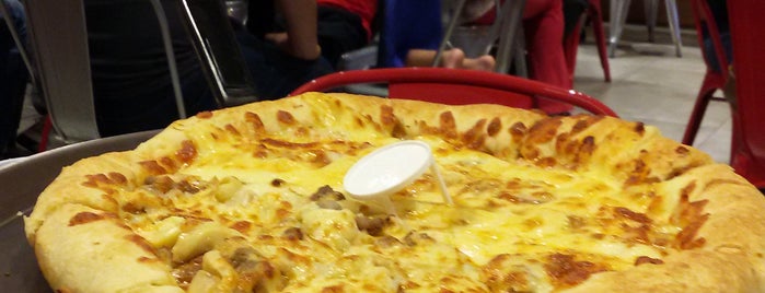 Pizza Hut is one of Lugares favoritos de Adeangela.