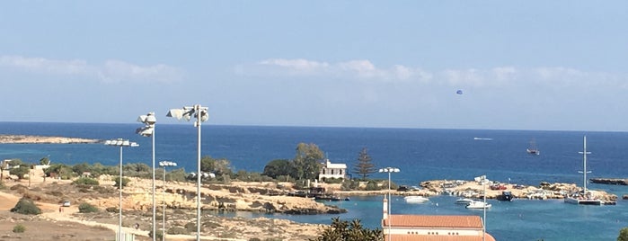 Beach of Paphos is one of Ekaterinaさんのお気に入りスポット.