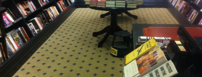 Hatchards is one of Martinさんのお気に入りスポット.