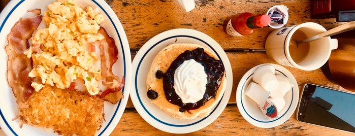 IHOP is one of Lugares favoritos.