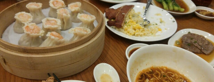 Din Tai Fung 鼎泰豐 is one of Singapore.