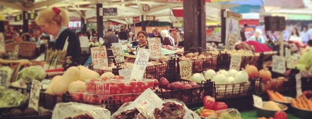 Leicester Outdoor Market is one of Lugares favoritos de Carl.