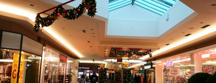 Willowbrook Shopping Centre is one of Danさんのお気に入りスポット.