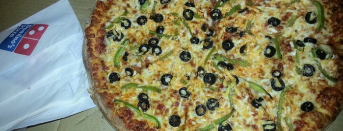 Domino's Pizza is one of Lugares favoritos de Moe.
