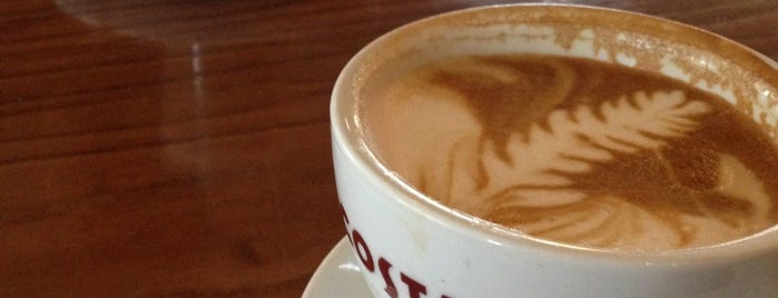 Costa Coffee is one of Tempat yang Disukai Emyr.