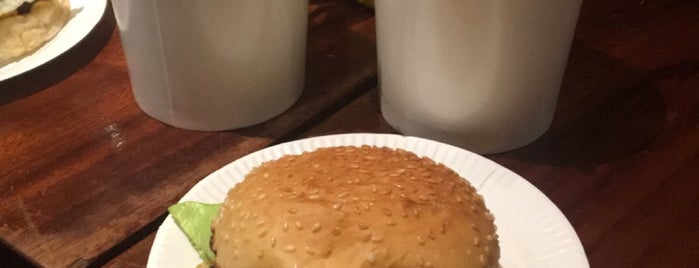 Bleecker Burger is one of Eman 🤍🇸🇦 : понравившиеся места.
