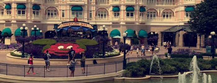 Disneyland Paris is one of Tempat yang Disukai Rahaf.