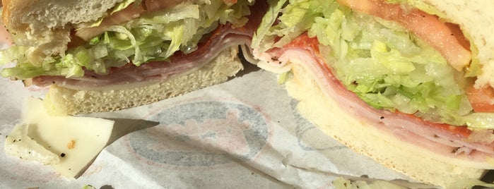 Jersey Mike's Subs is one of Lugares favoritos de Mary.