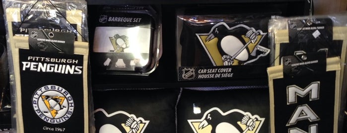 Steelers /Penguins Headquarters Gifts is one of Lieux qui ont plu à Nigel.