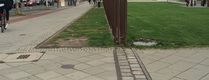 Berlin Peace Wall is one of Tempat yang Disimpan Zsolt.